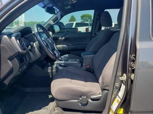 Used 2017 Toyota Tacoma TRD Off-Road w/ Tow Package (A/T) AWD/4WD image 10