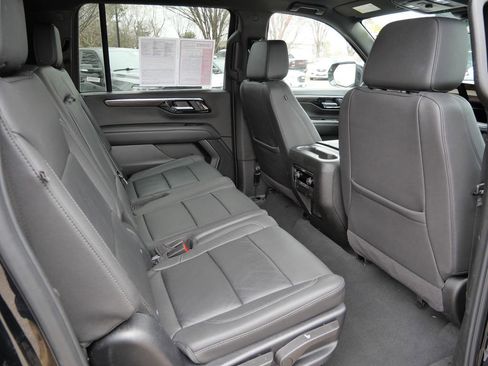 Used 2025 Chevrolet Suburban Z71 AWD/4WD image 19