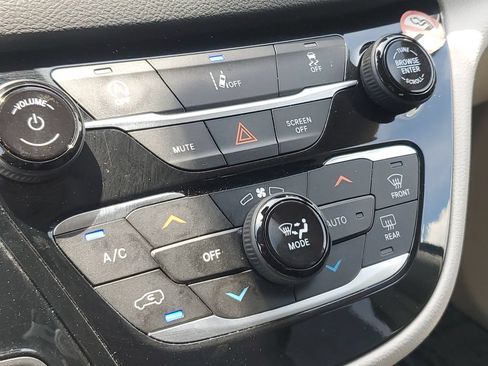 Used 2022 Chrysler Pacifica Touring-L FWD image 32