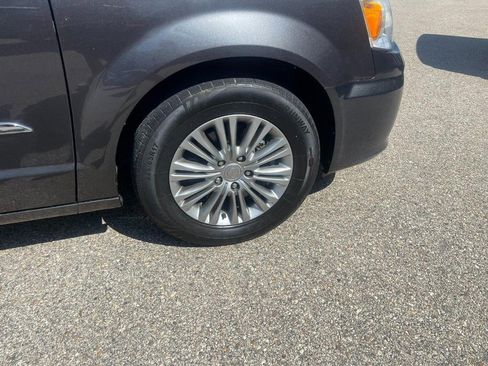 Used 2016 Chrysler Town & Country Touring-L image 7