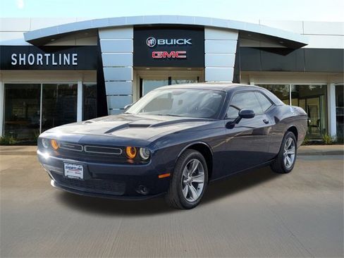 Used 2016 Dodge Challenger SXT image 7