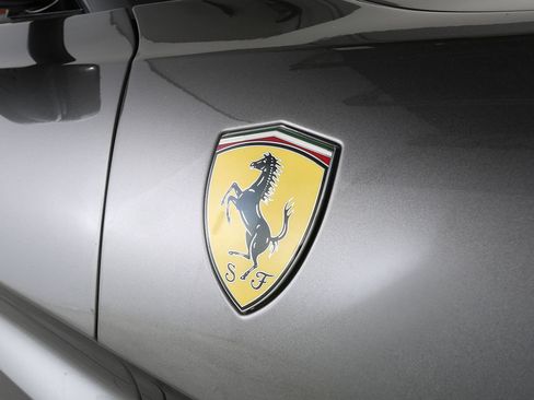 Used 2019 Ferrari Portofino RWD image 14