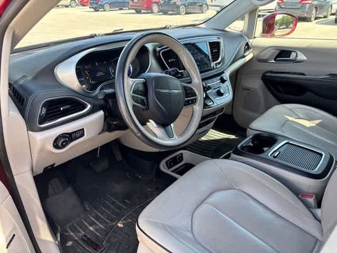 Used 2020 Chrysler Pacifica Limited w/ Advanced Safetytec Group FWD image 9