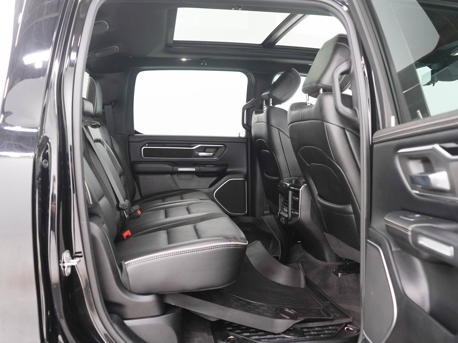 Used 2021 RAM 1500 Laramie AWD/4WD image 12