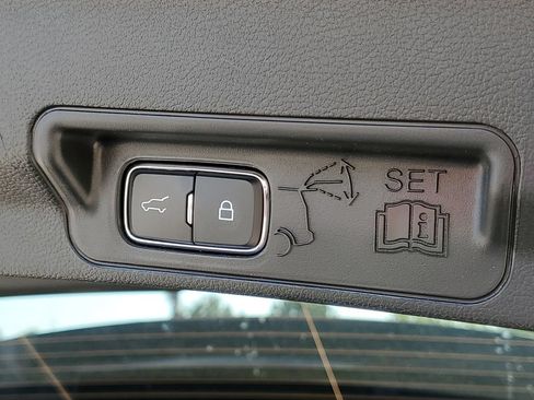 Used 2024 Ford Explorer XLT AWD/4WD image 11