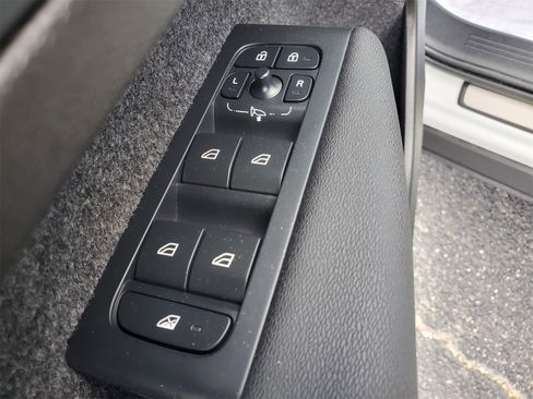 Used 2023 Volvo XC40 B5 Plus w/ Protection Package Premier image 23