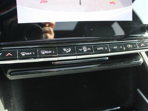 Used 2024 Jeep Wagoneer 4WD w/ Premium Group I image 10