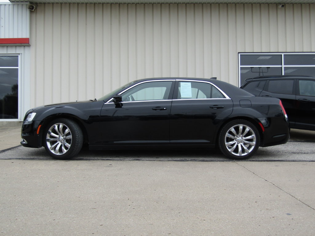 Used 2017 Chrysler 300 Limited RWD image 11