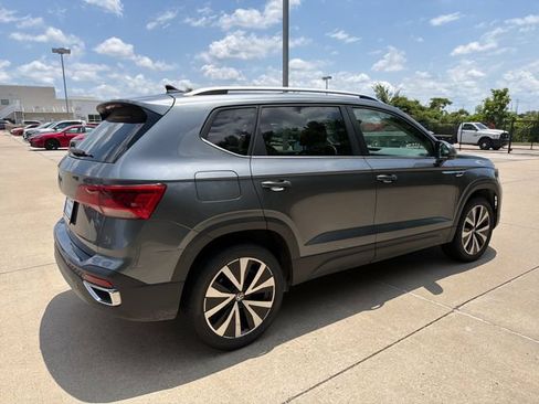 Used 2024 Volkswagen Taos SE FWD image 5