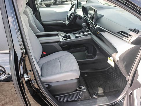 Used 2026 Toyota Sienna LE FWD image 17