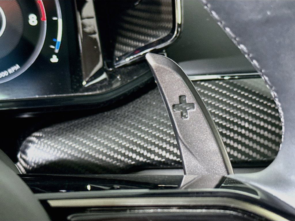 Used 2025 Aston Martin Vanquish RWD image 18