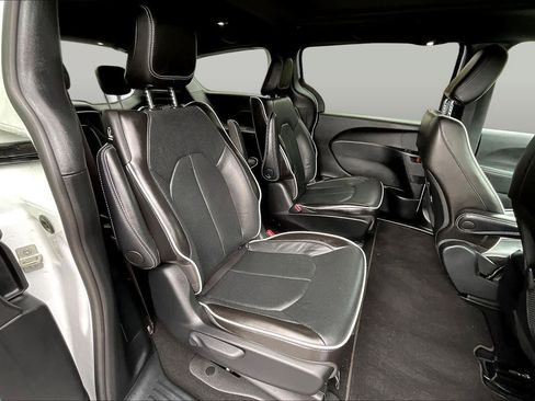 Used 2024 Chrysler Pacifica Premium FWD image 21