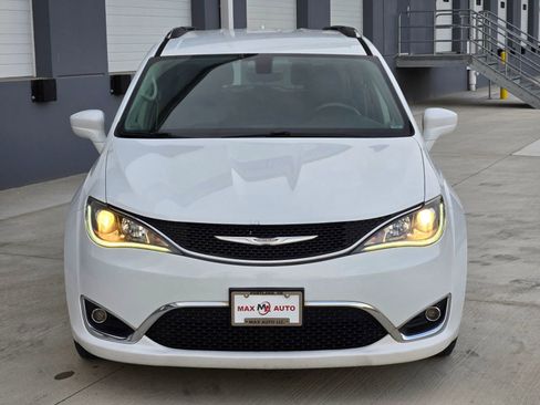 Used 2018 Chrysler Pacifica Touring-L image 3