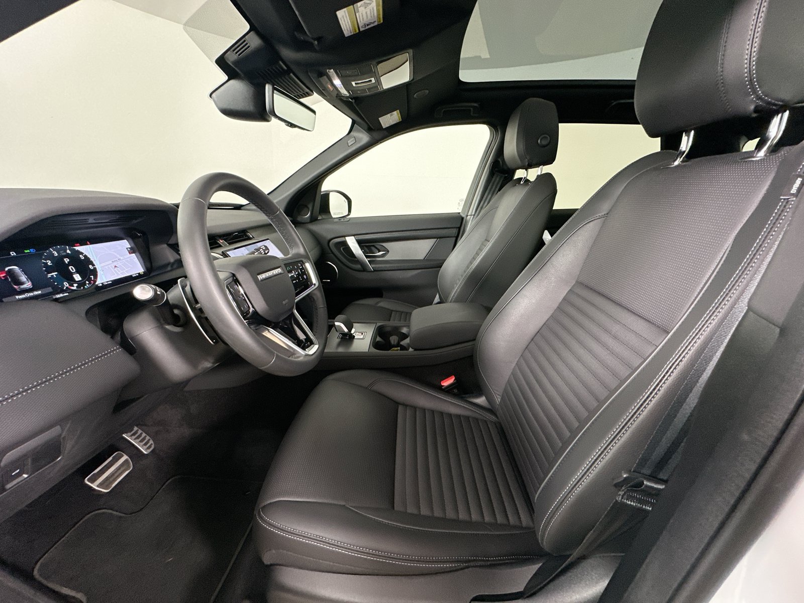 Used 2025 Land Rover Discovery Sport Dynamic SE AWD/4WD image 32