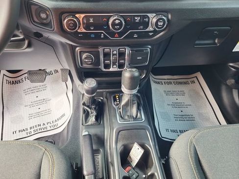 Used 2024 Jeep Wrangler Unlimited AWD/4WD image 9
