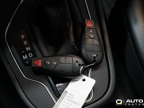 Used 2022 Jeep Cherokee Sport AWD/4WD image 28