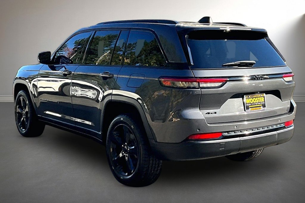 Used 2023 Jeep Grand Cherokee Altitude AWD/4WD image 3