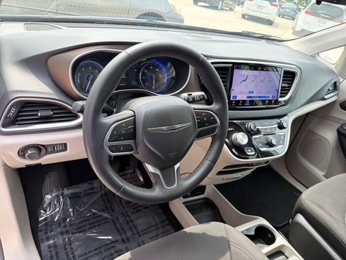 Used 2022 Chrysler Voyager LX FWD image 15