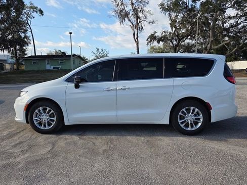 New 2026 Chrysler Pacifica Select image 4