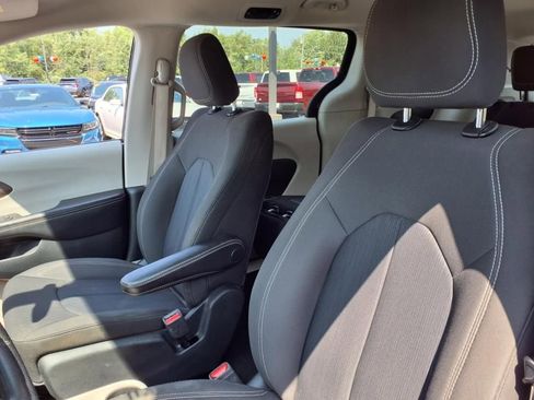 Used 2020 Chrysler Voyager LX image 16