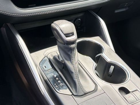 Used 2021 Toyota Highlander XLE AWD/4WD image 18