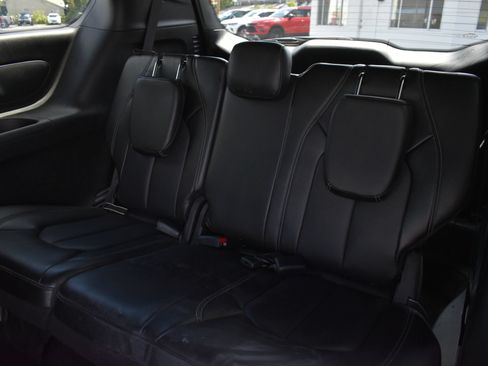 Used 2025 Chrysler Pacifica Select FWD image 18