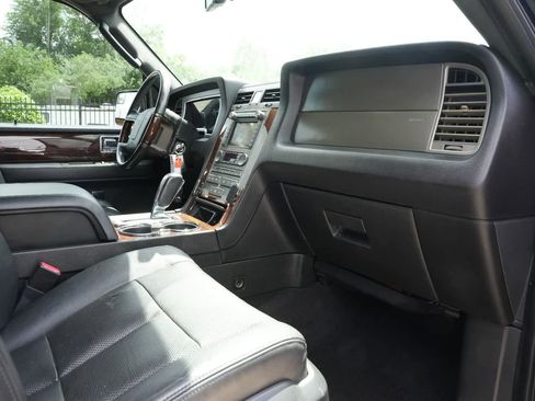 Used 2014 Lincoln Navigator 4WD image 21