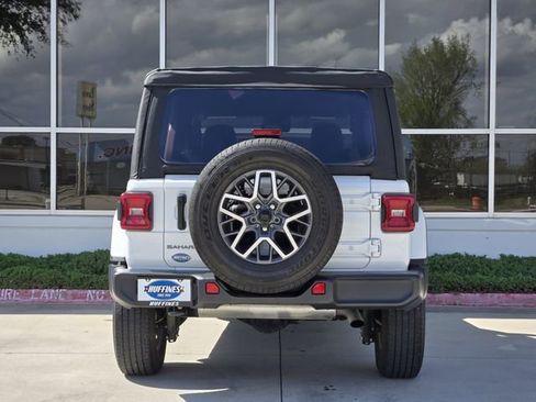 Certified 2025 Jeep Wrangler Sahara w/ Technology Group image 6