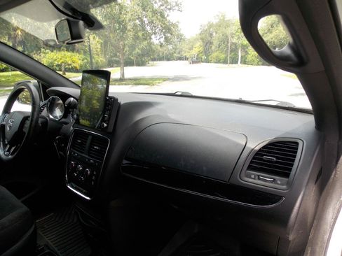 Used 2018 Dodge Grand Caravan SE FWD image 8