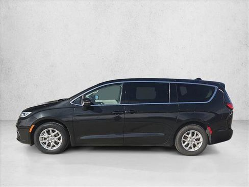 Used 2023 Chrysler Pacifica Touring-L image 9