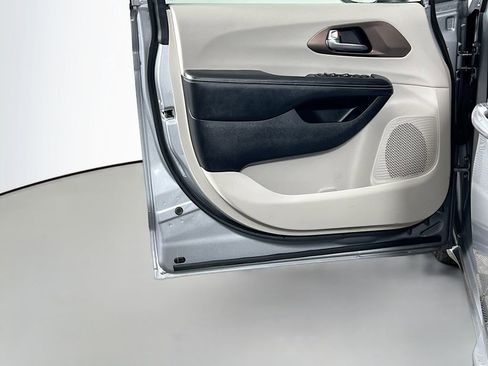 Used 2020 Chrysler Voyager LX image 17