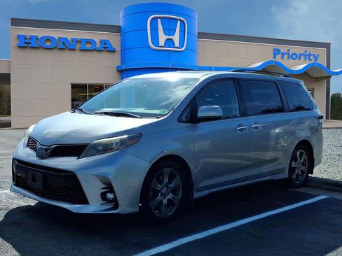 Used 2019 Toyota Sienna SE FWD image 1