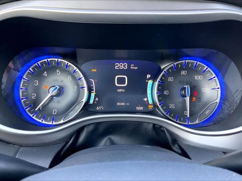 Used 2025 Chrysler Pacifica Select image 26