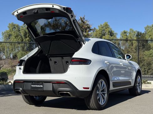 Used 2025 Porsche Macan image 32