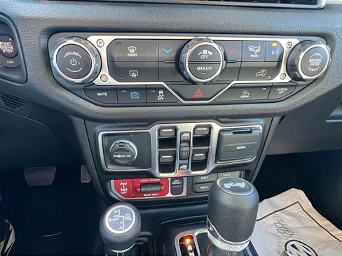 Used 2025 Jeep Wrangler Willys image 33