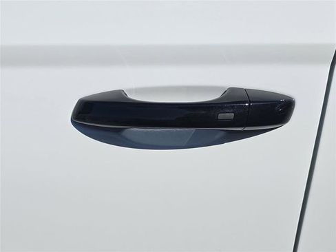 New 2026 Volkswagen Taos SE image 10