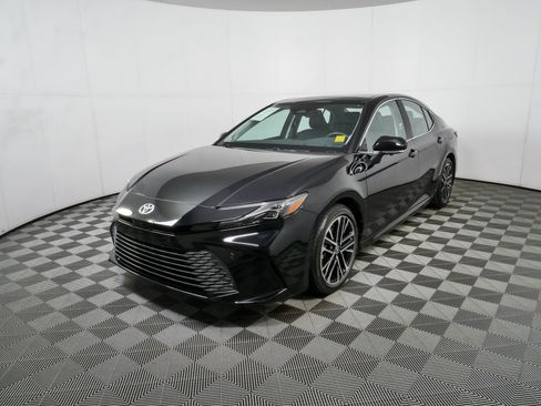 Used 2025 Toyota Camry XLE w/ Premium Plus Package FWD image 25