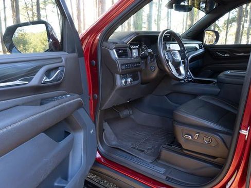 Used 2021 GMC Yukon Denali w/ Denali Premium Package image 11