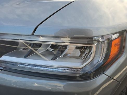 Used 2023 GMC Acadia SLT w/ Preferred Package image 34