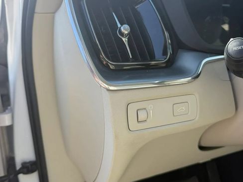 Used 2019 Volvo XC60 T5 Momentum w/ Premium Package FWD image 15