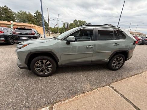 Used 2022 Toyota RAV4 XLE Premium AWD/4WD image 4