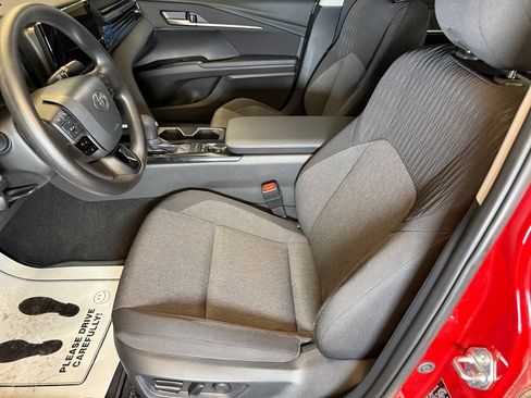 Used 2025 Toyota Camry LE w/ Convenience Package image 22