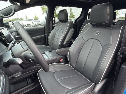 New 2026 Chrysler Pacifica Limited image 15