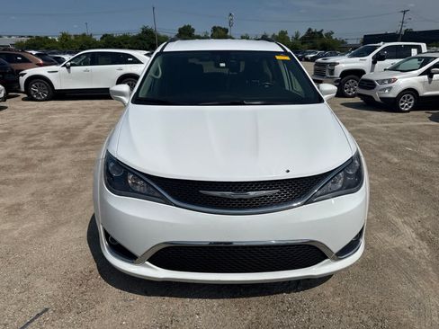 Used 2018 Chrysler Pacifica Touring-L w/ Tire & Wheel Group FWD image 10