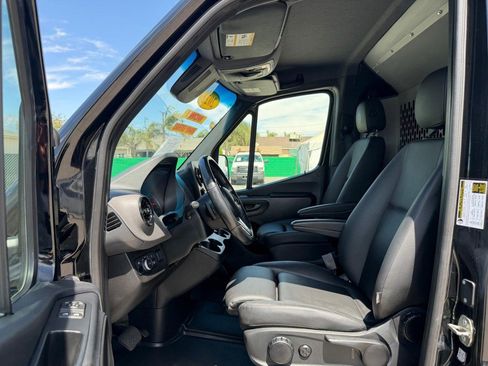 Used 2022 Mercedes-Benz Sprinter 2500 image 32