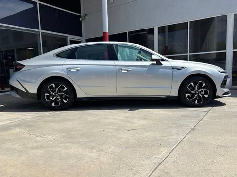 Used 2025 Hyundai Sonata SEL FWD image 2
