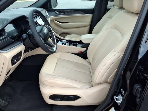 Used 2024 Jeep Grand Cherokee Limited w/ Luxury Tech Group II AWD/4WD image 9