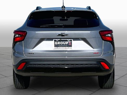 Used 2025 Chevrolet Trax RS w/ Sunroof Package FWD image 4