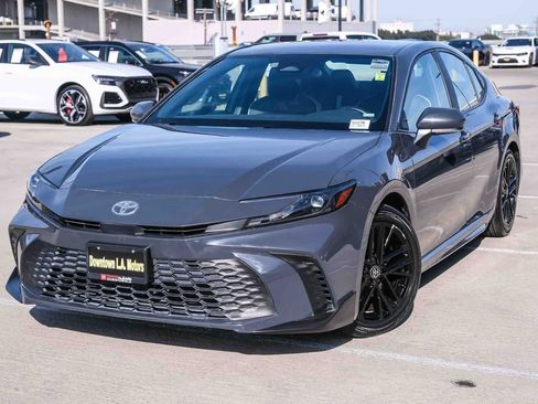 Used 2025 Toyota Camry SE FWD image 1