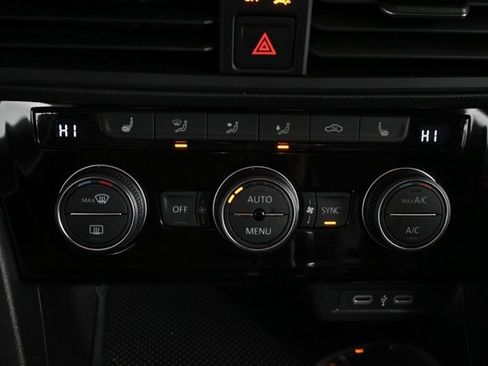 Certified 2023 Volkswagen Jetta SE w/ Panoramic Sunroof Package image 24